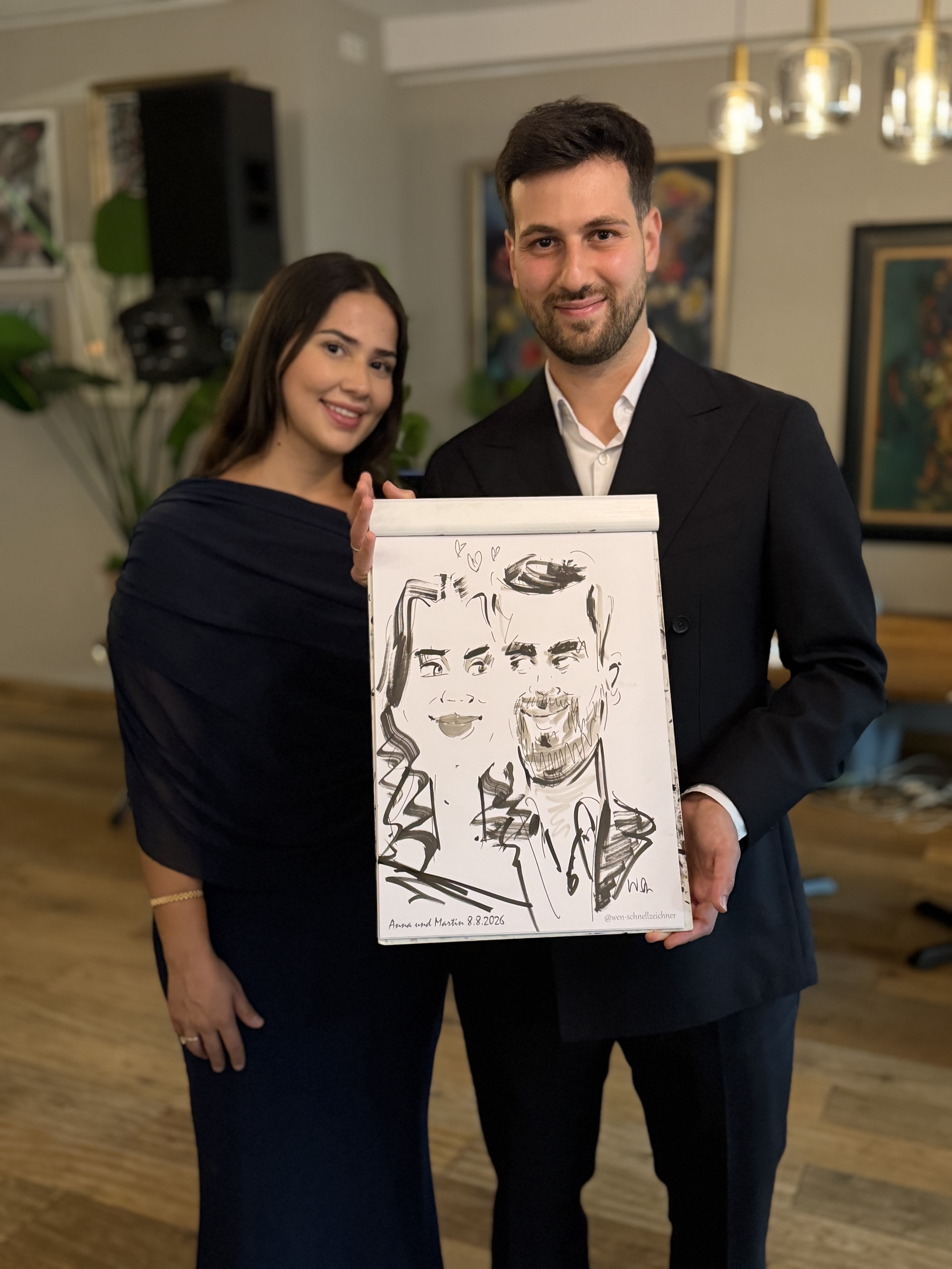 Paar präsentiert seine live gezeichnete Karikatur bei einer Feier