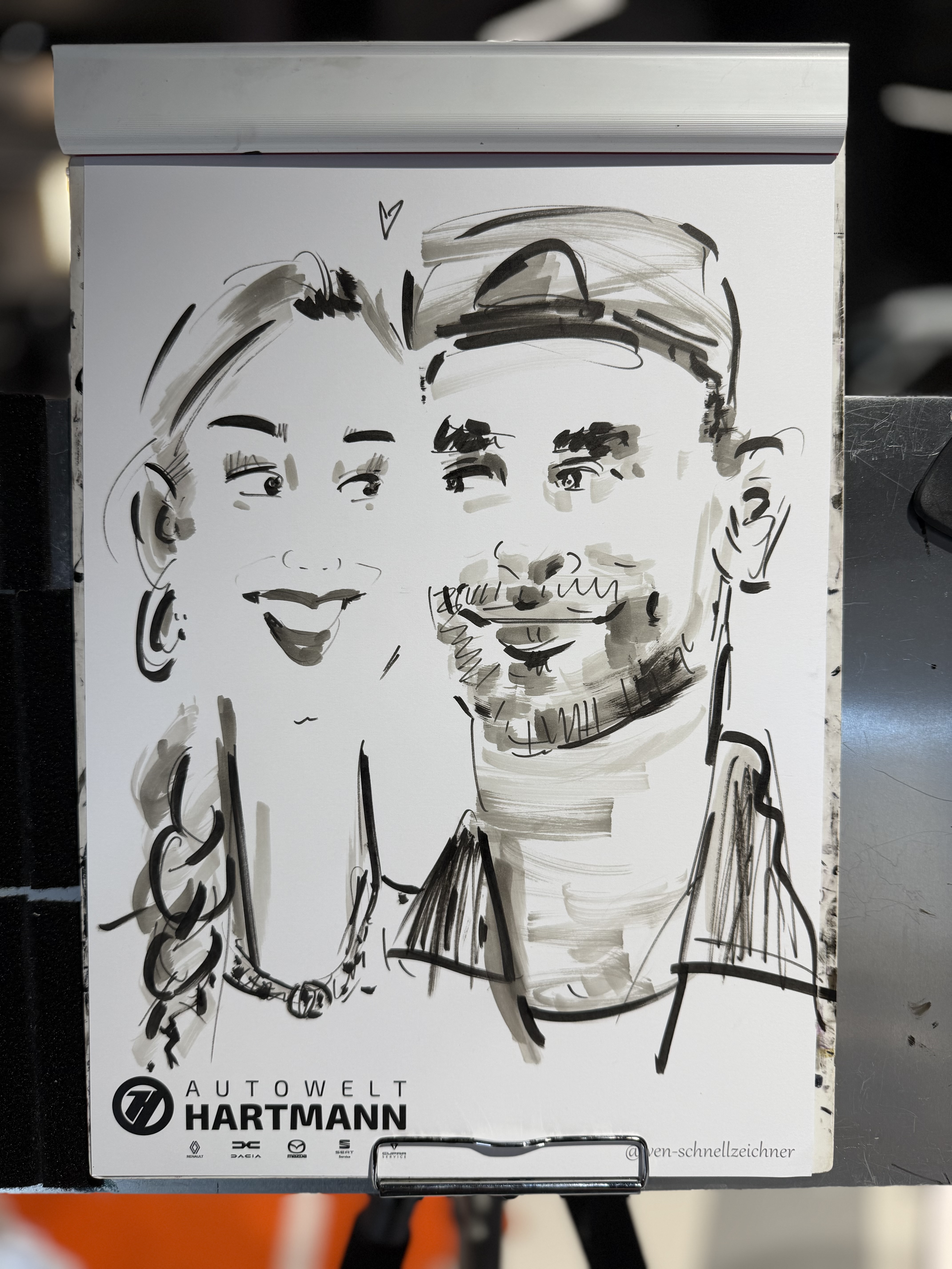 Live gezeichnete Karikatur eines Paares für Autowelt Hartmann