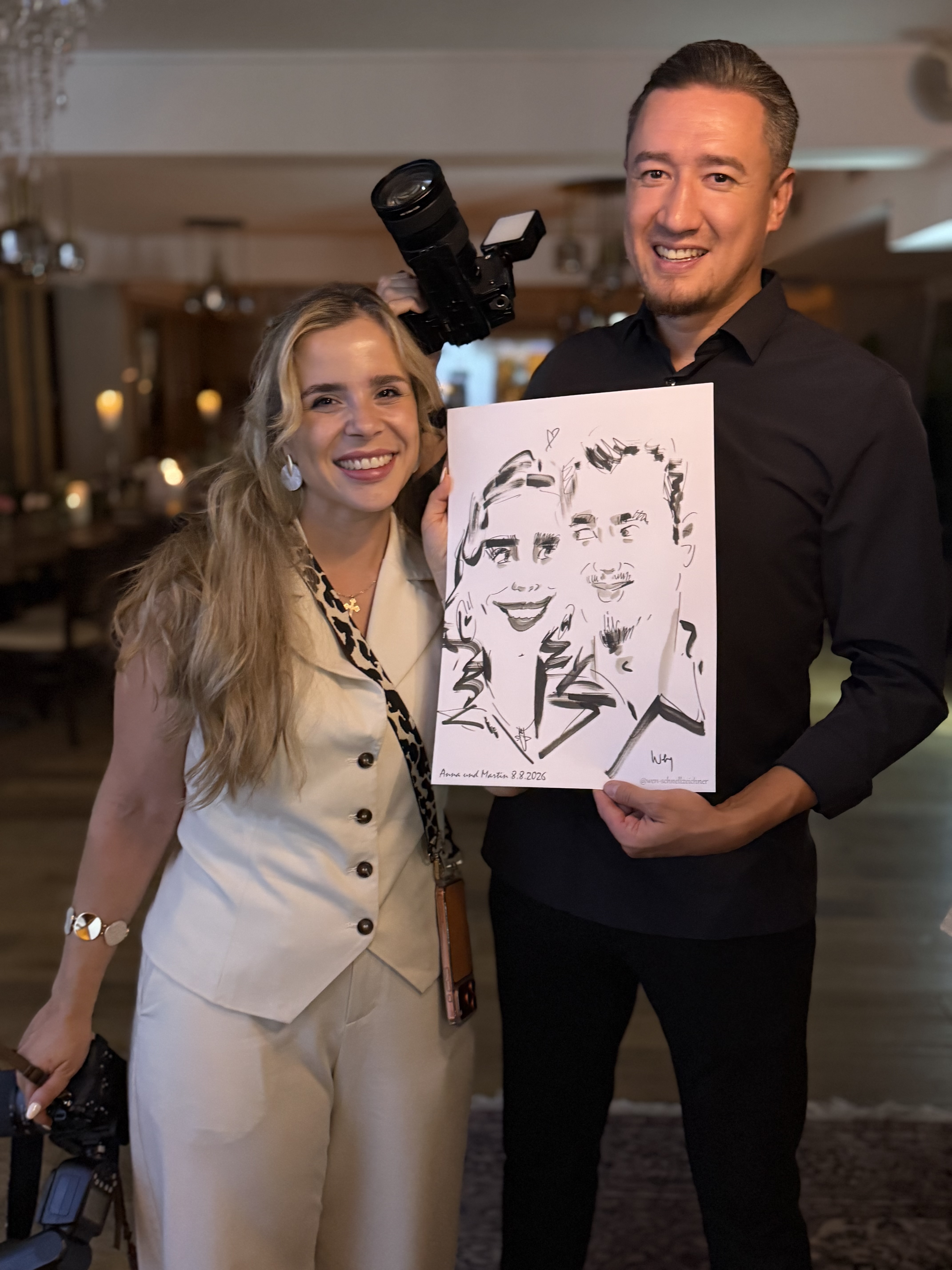 Mann und Frau präsentieren gemeinsam ihre live gezeichnete Karikatur