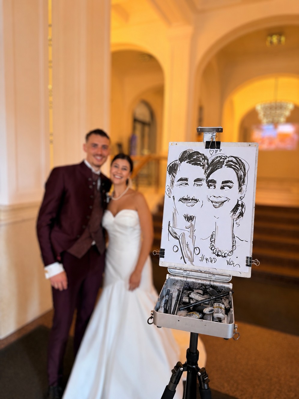 Brautpaar mit live gezeichneter Karikatur bei einer Hochzeit