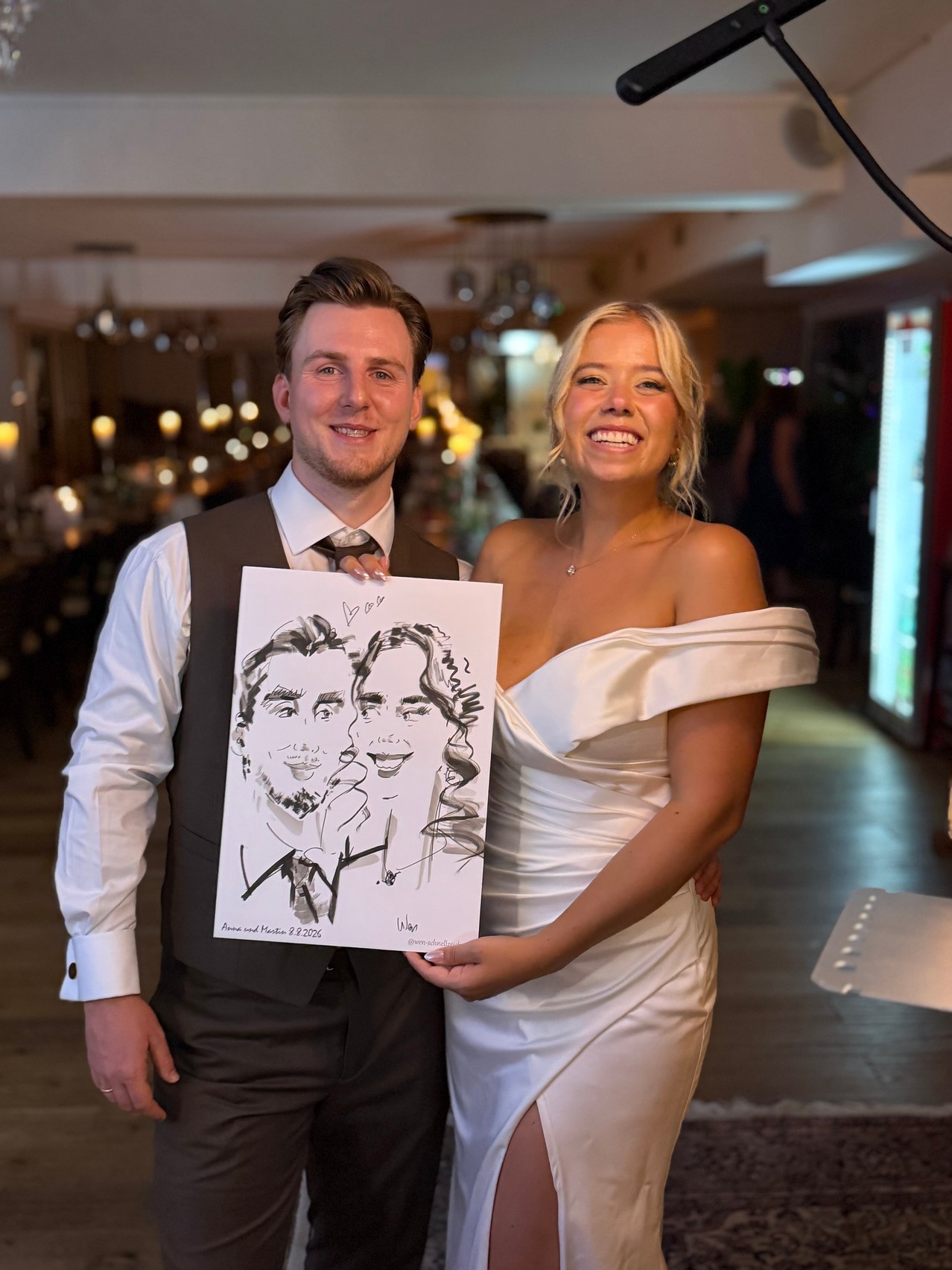 Junges Brautpaar präsentiert seine live gezeichnete Karikatur