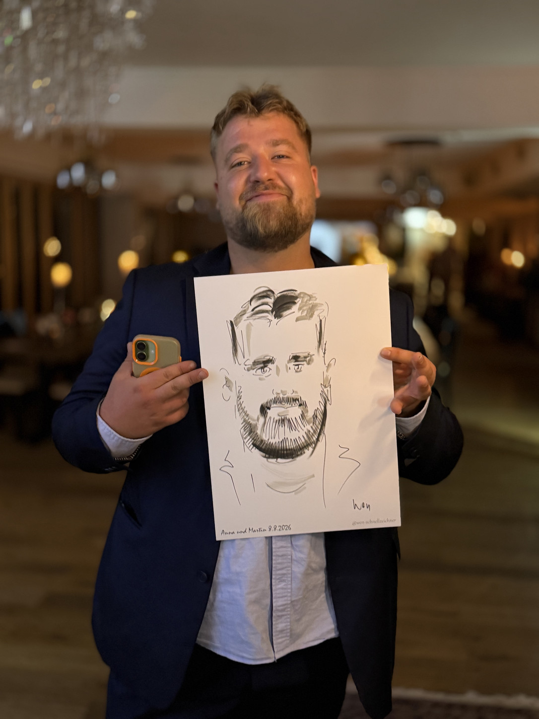 Mann präsentiert allein seine live gezeichnete Karikatur bei einer Geburtstagsfeier
