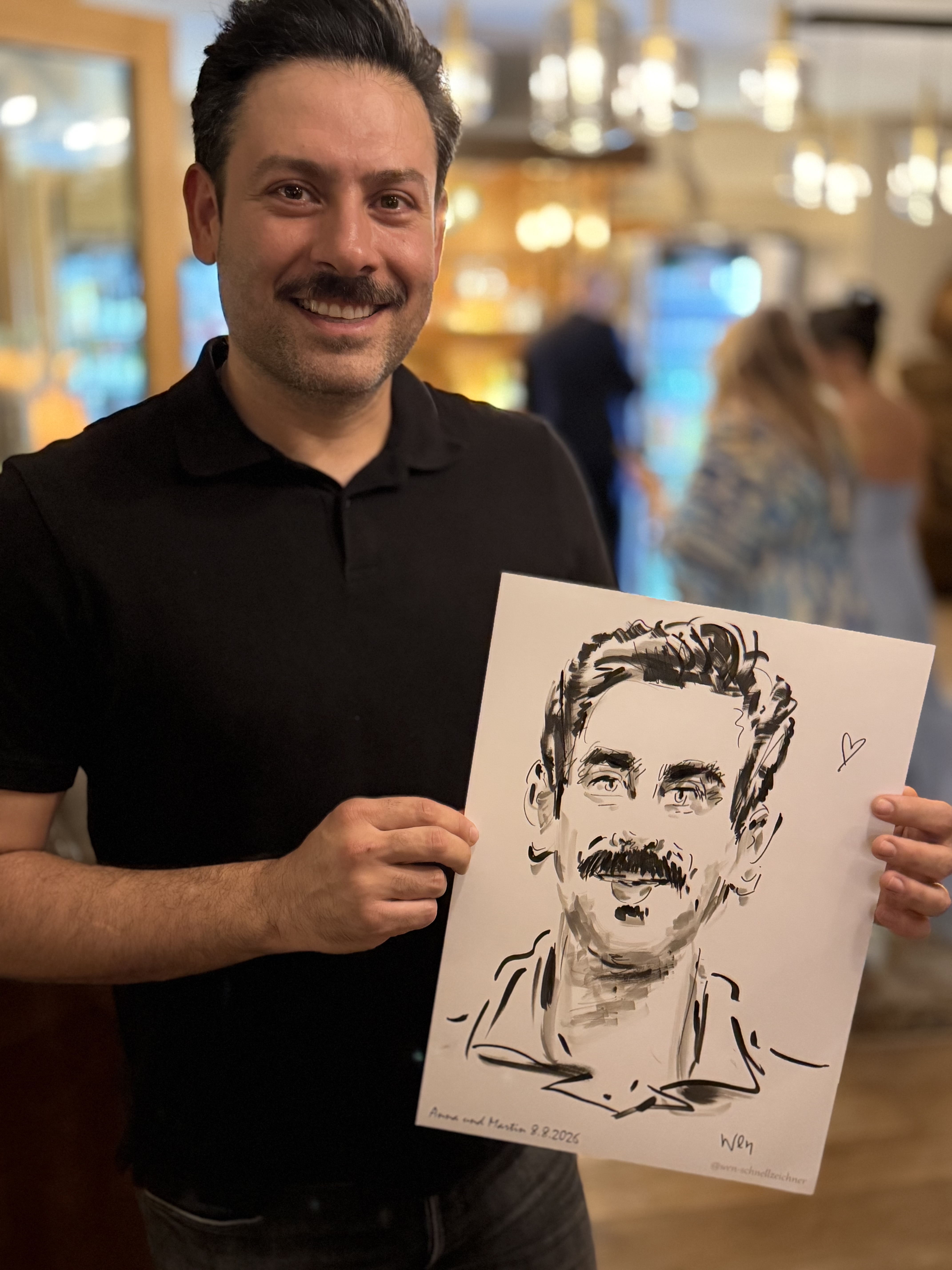 Mann präsentiert seine live gezeichnete Karikatur bei einer Veranstaltung