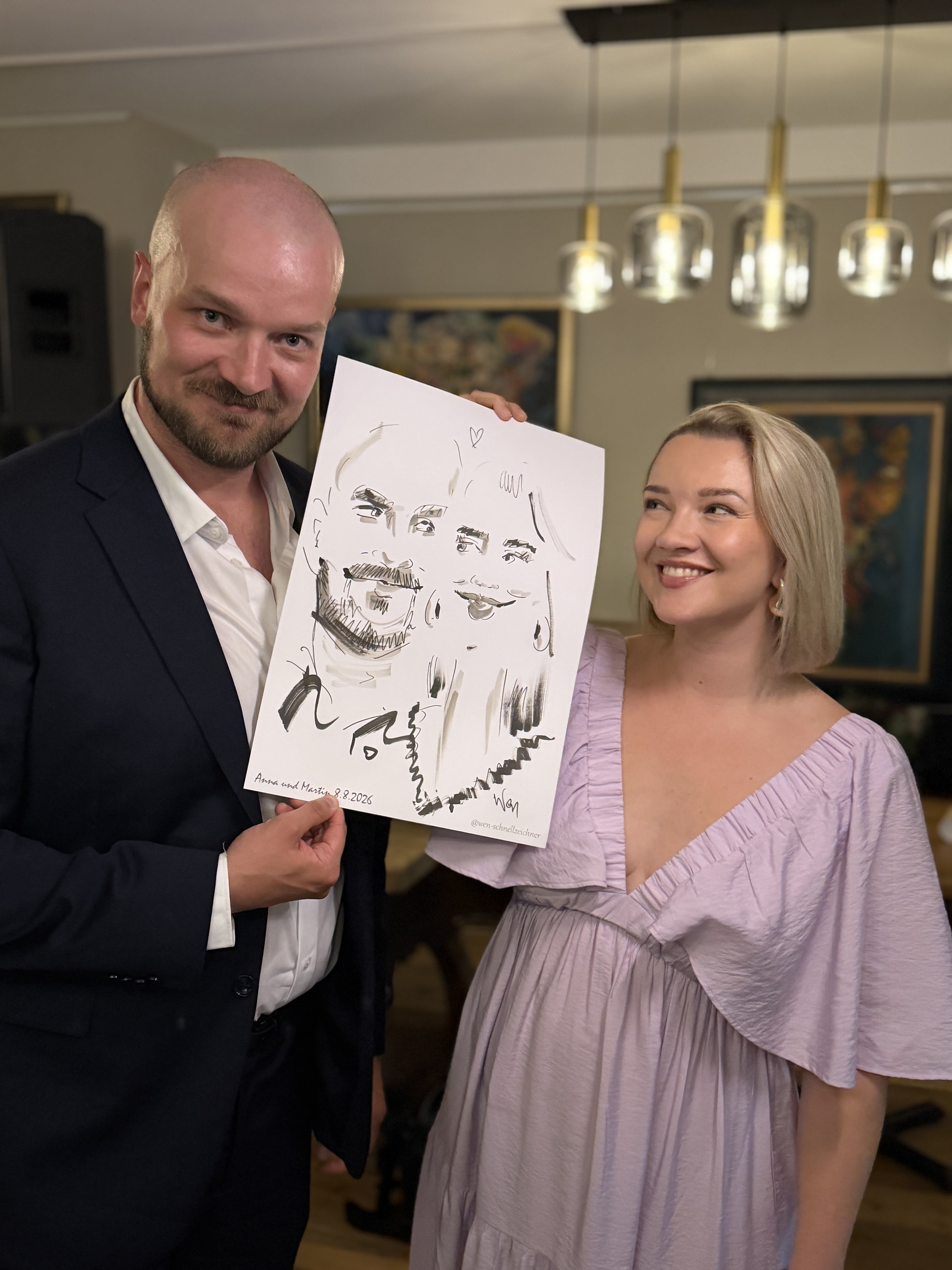 Paar präsentiert seine live gezeichnete Karikatur bei einer Feier