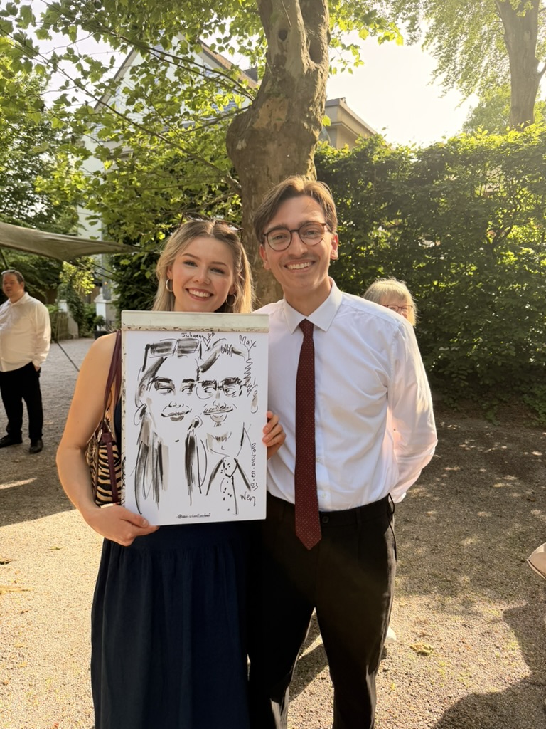 Paar präsentiert seine live gezeichnete Karikatur bei einer Hochzeit