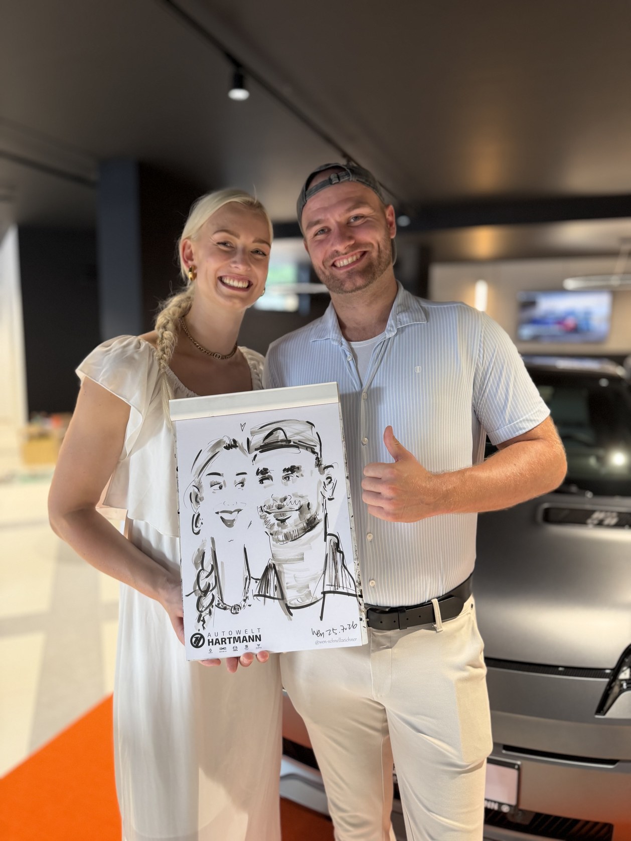 Paar hält seine gezeichnete Karikatur