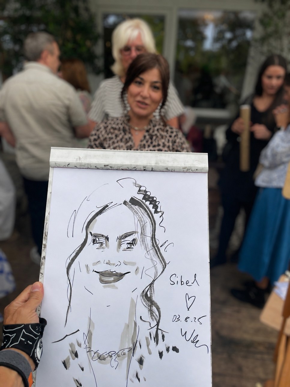 Sibel präsentiert ihre gezeichnete Karikatur