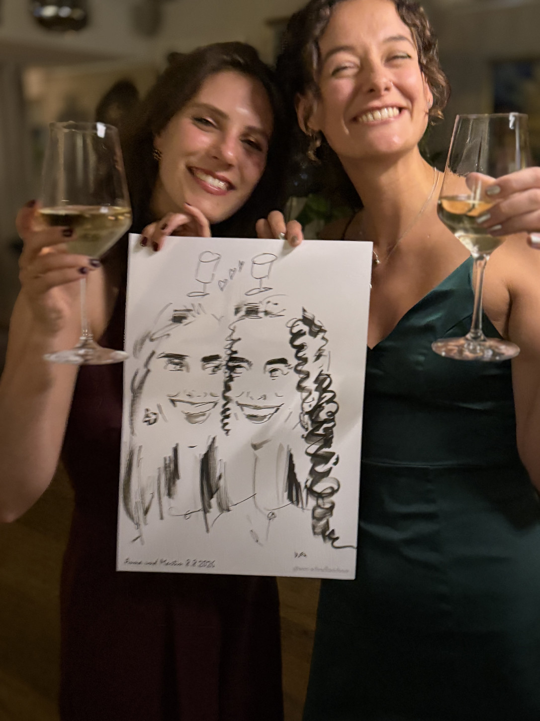 Zwei Frauen präsentieren gemeinsam ihre live gezeichnete Karikatur bei einer Geburtstagsfeier