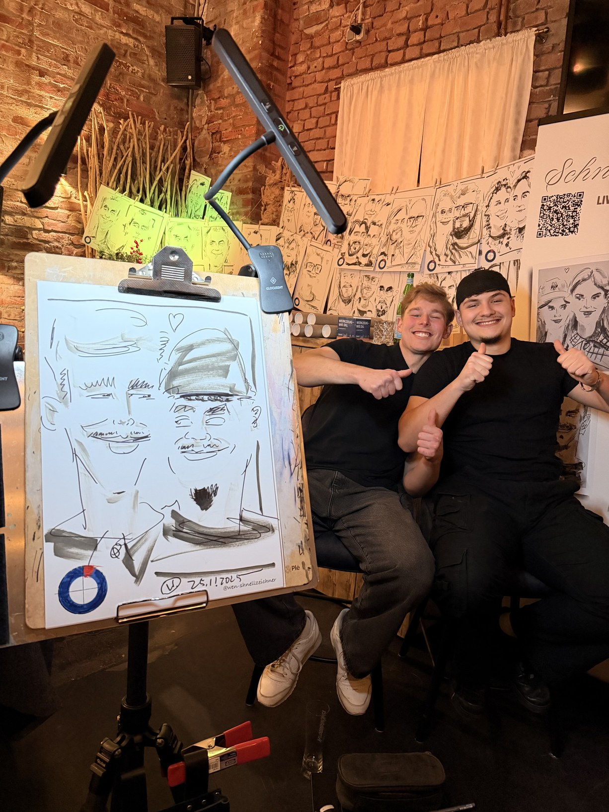 Zwei Männer präsentieren ihre gezeichnete BMW-Karikatur
