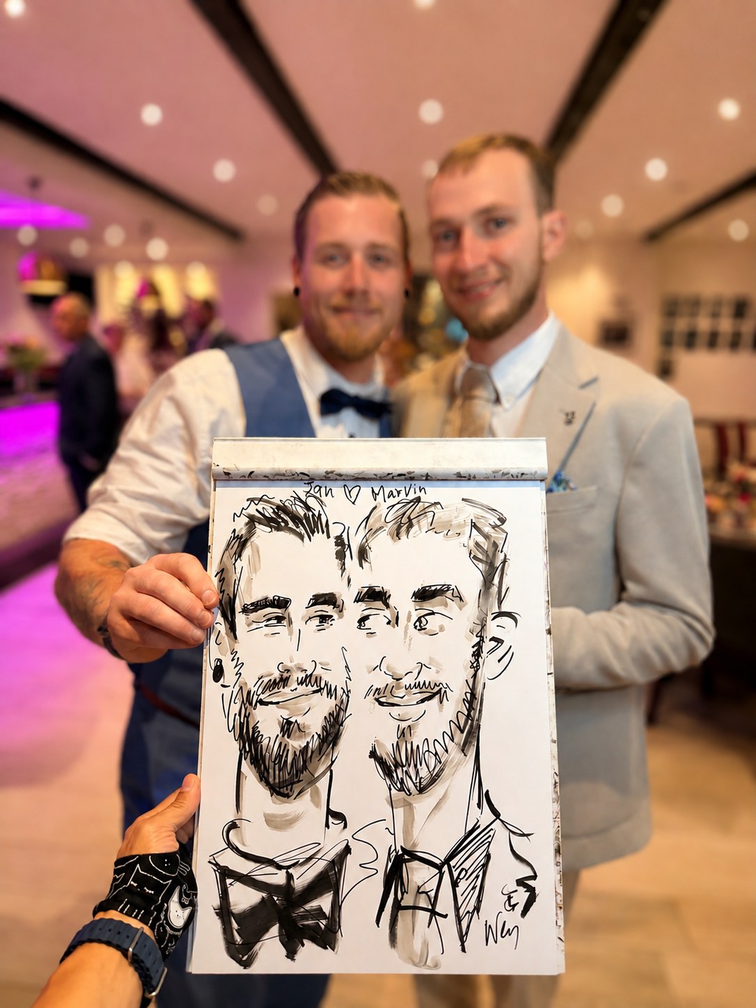 Zwei Männer präsentieren ihre live gezeichnete Karikatur